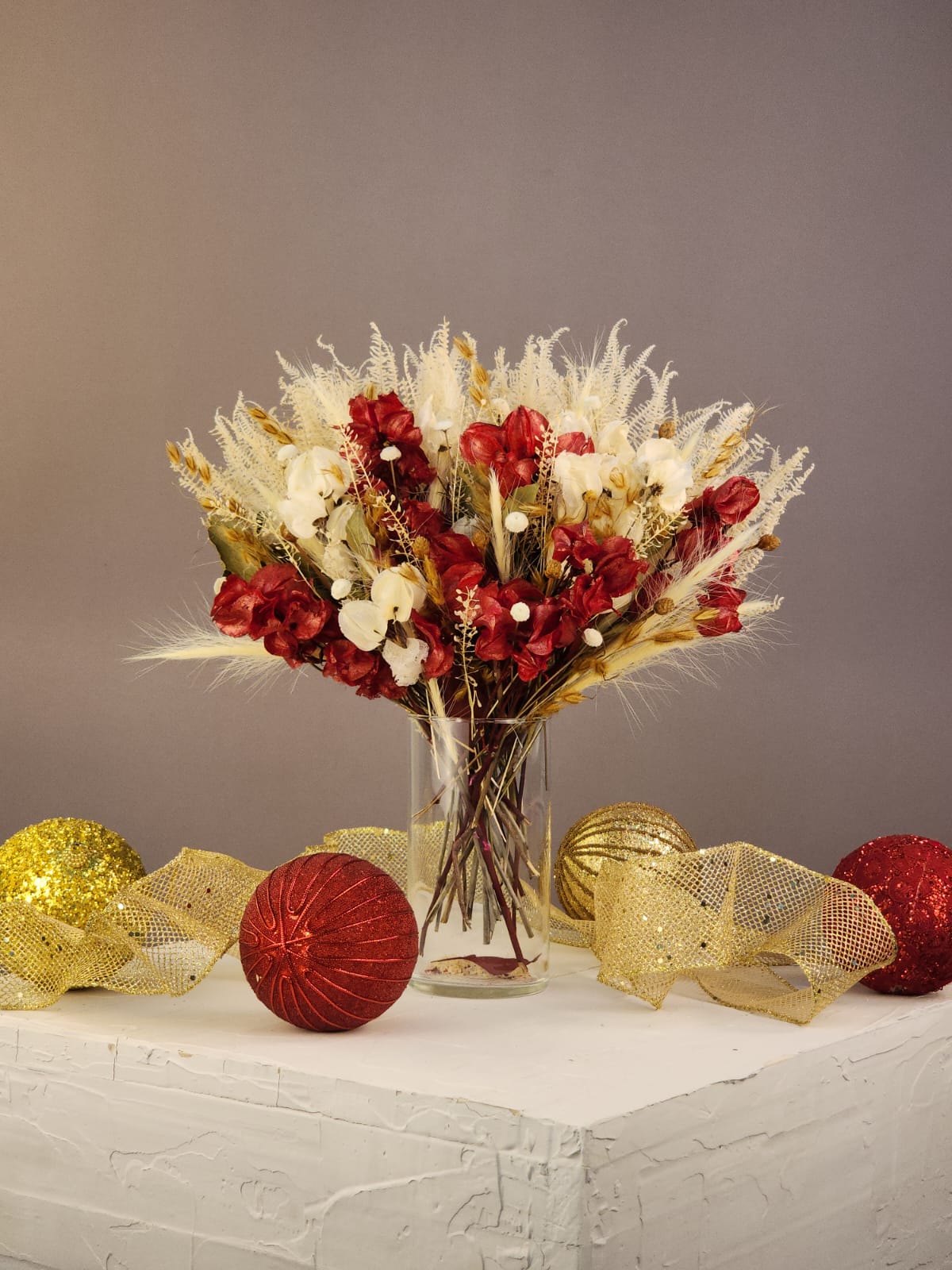 Decoração de Natal com vasos de vidro e luzes