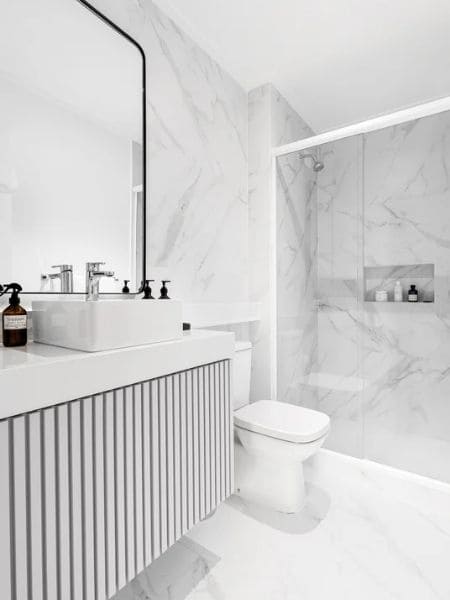 inspiração banheiro branco pequeno