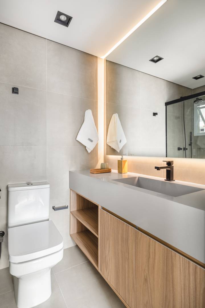 banheiro branco vs banheiro colorido