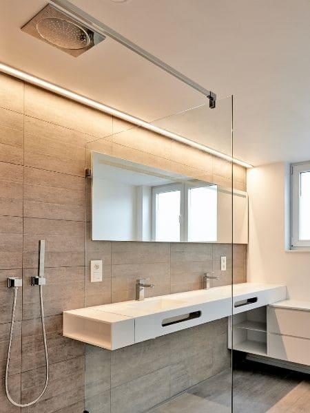 banheiro moderno com led no teto