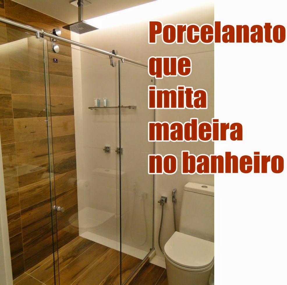 banheiro com porcelanato amadeirado e cimento queimado