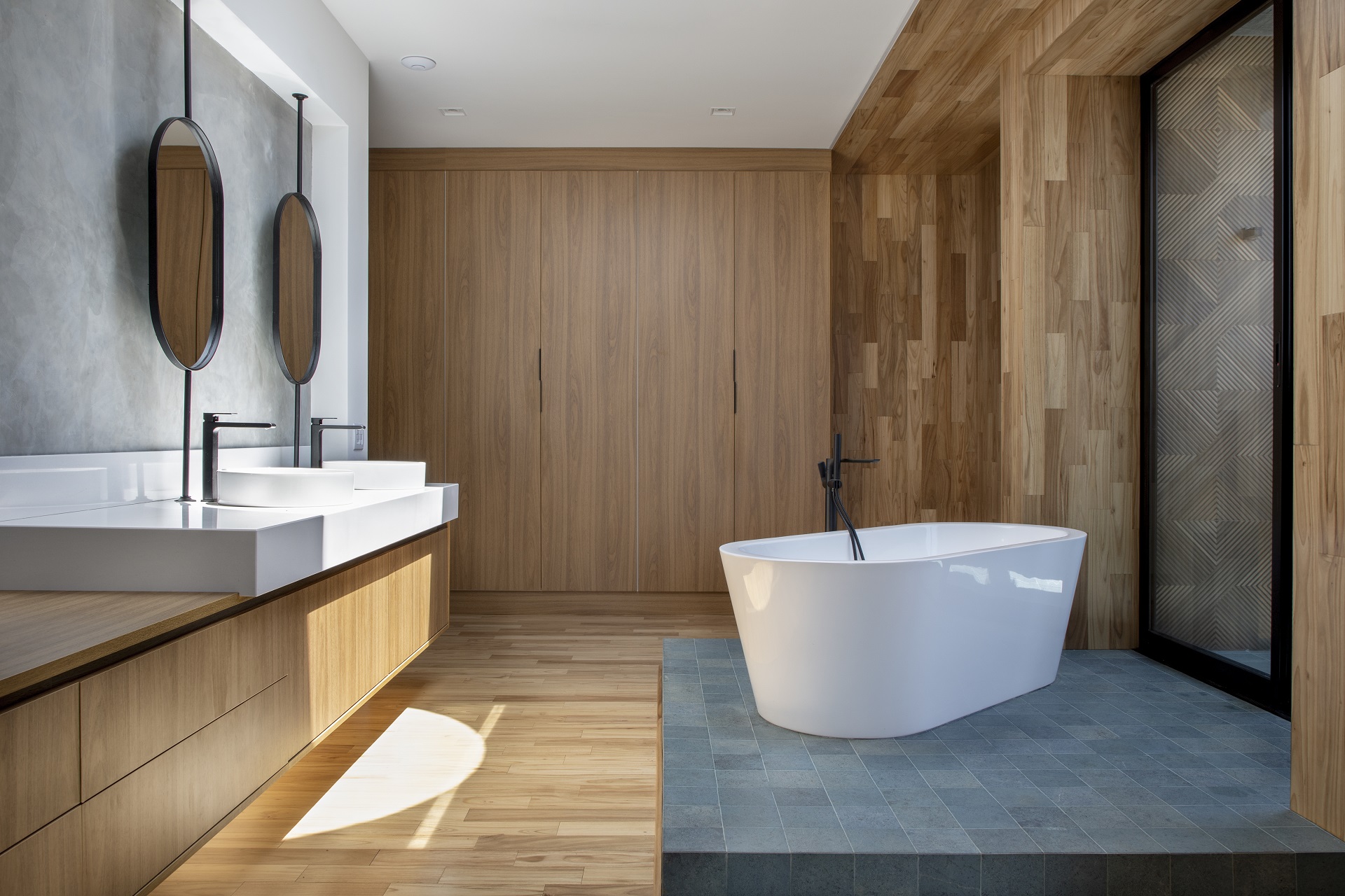 banheiro com piso amadeirado no box