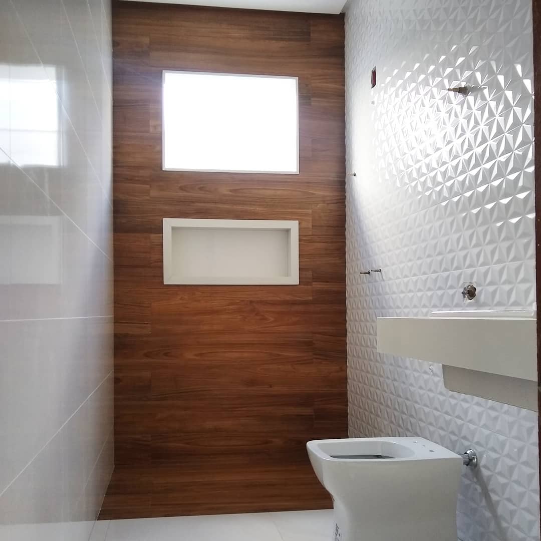 banheiro pequeno com piso amadeirado