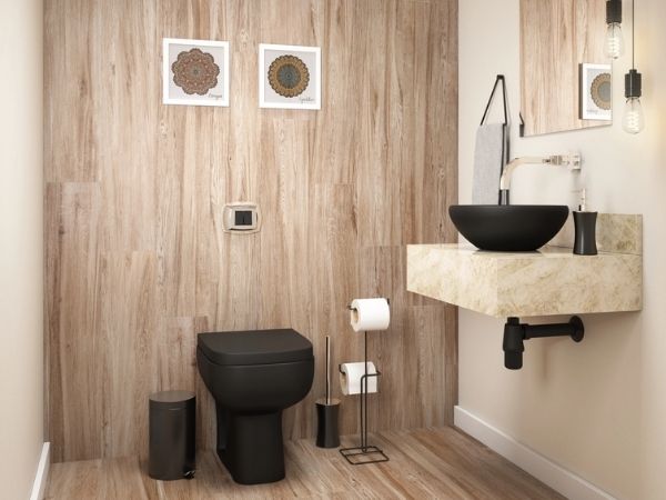 banheiro rústico com piso amadeirado