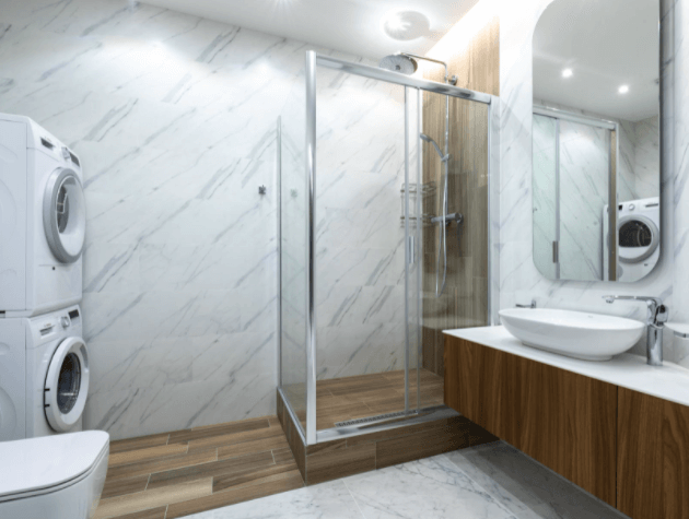 banheiro amadeirado com branco