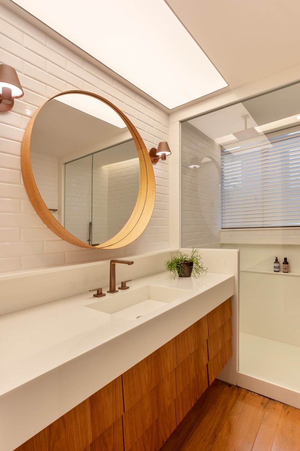 banheiro rústico com piso amadeirado