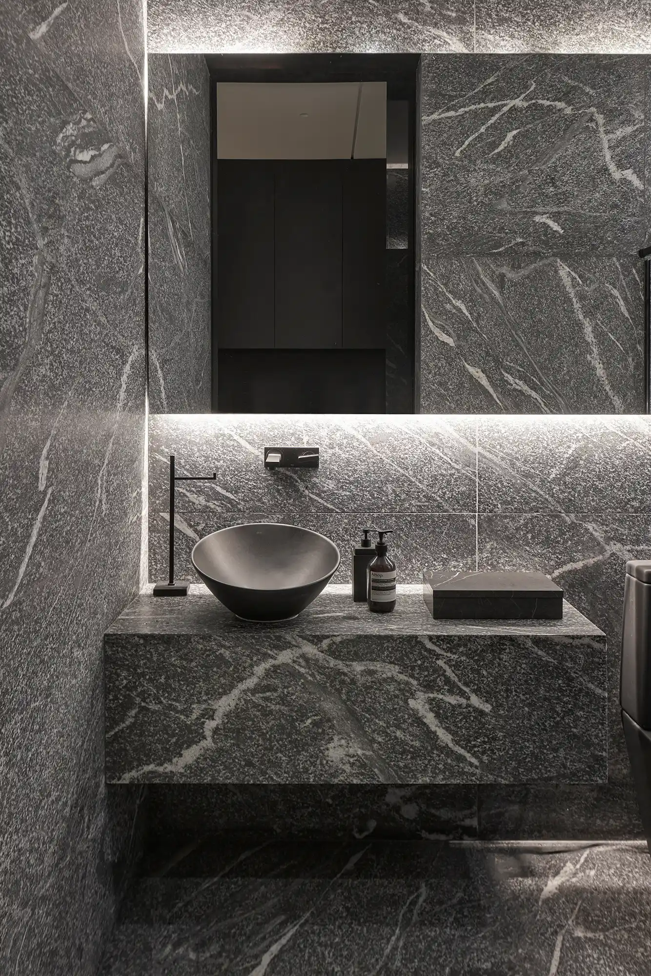 como limpar box de banheiro preto