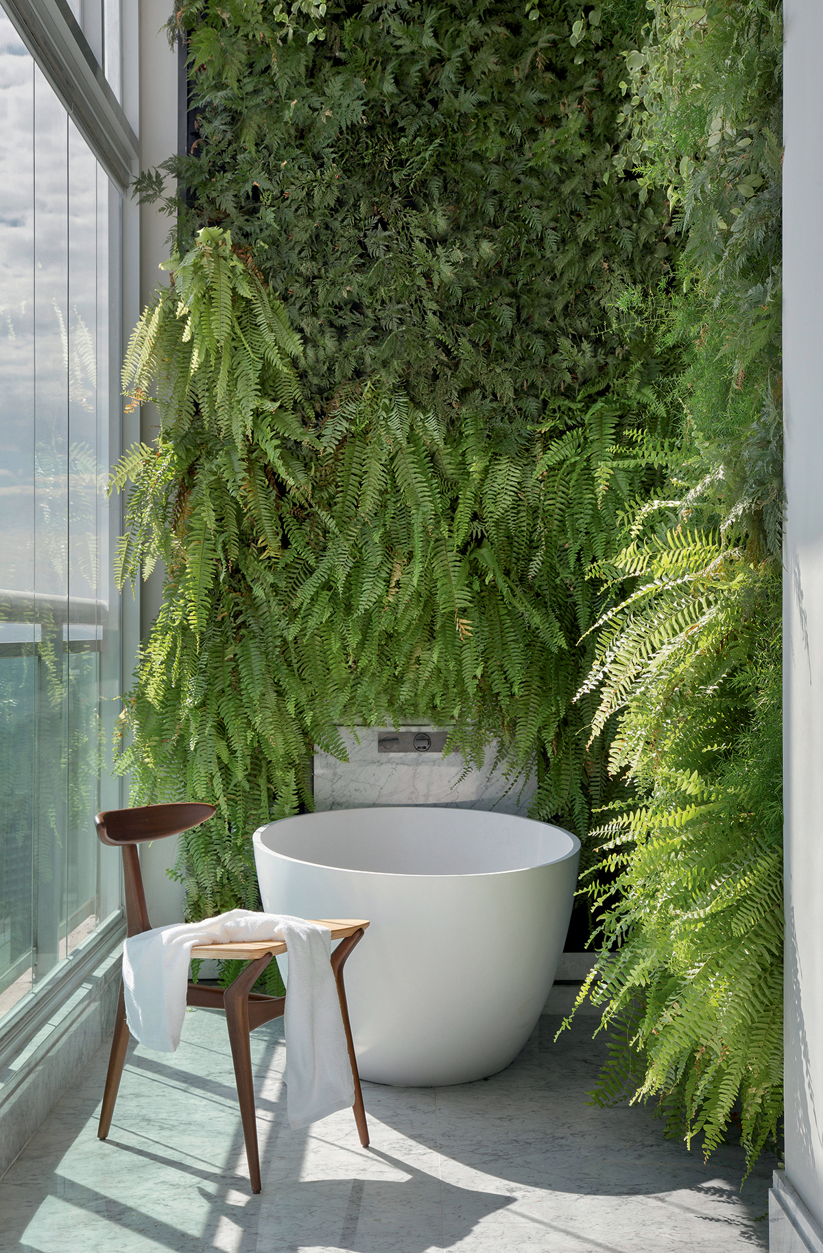 banheiro verde com plantas