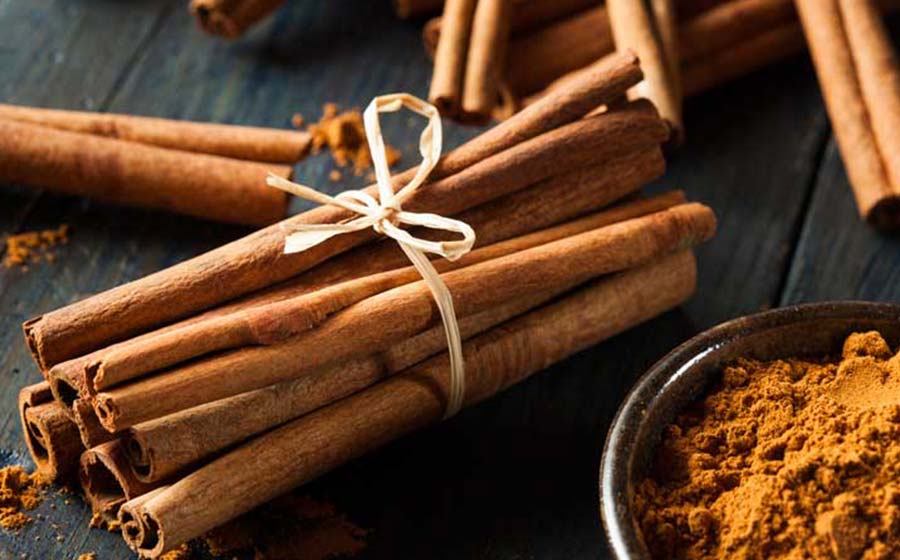 banho de canela e açúcar para atrair dinheiro