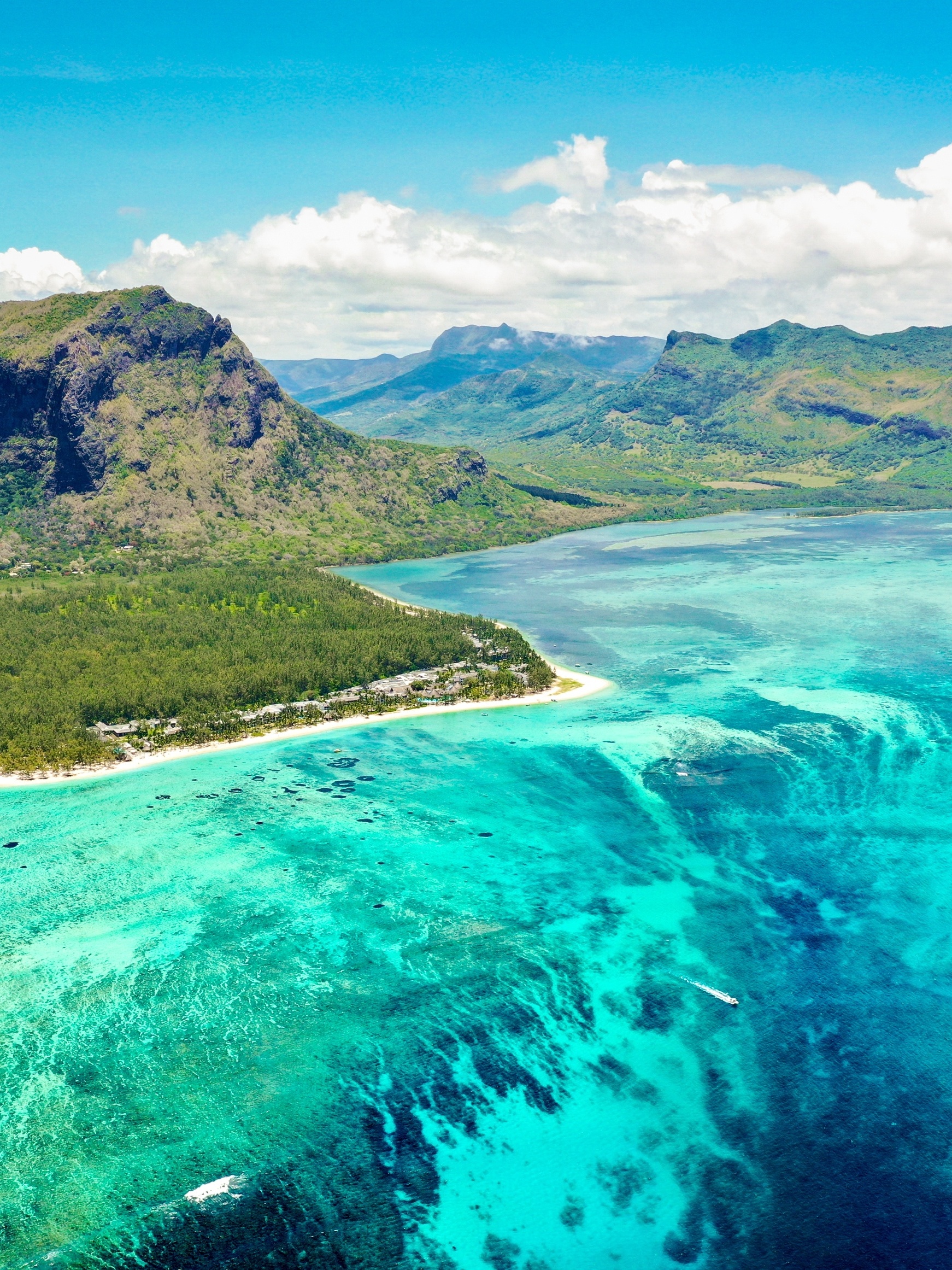 cachoeira de areia no oceano
