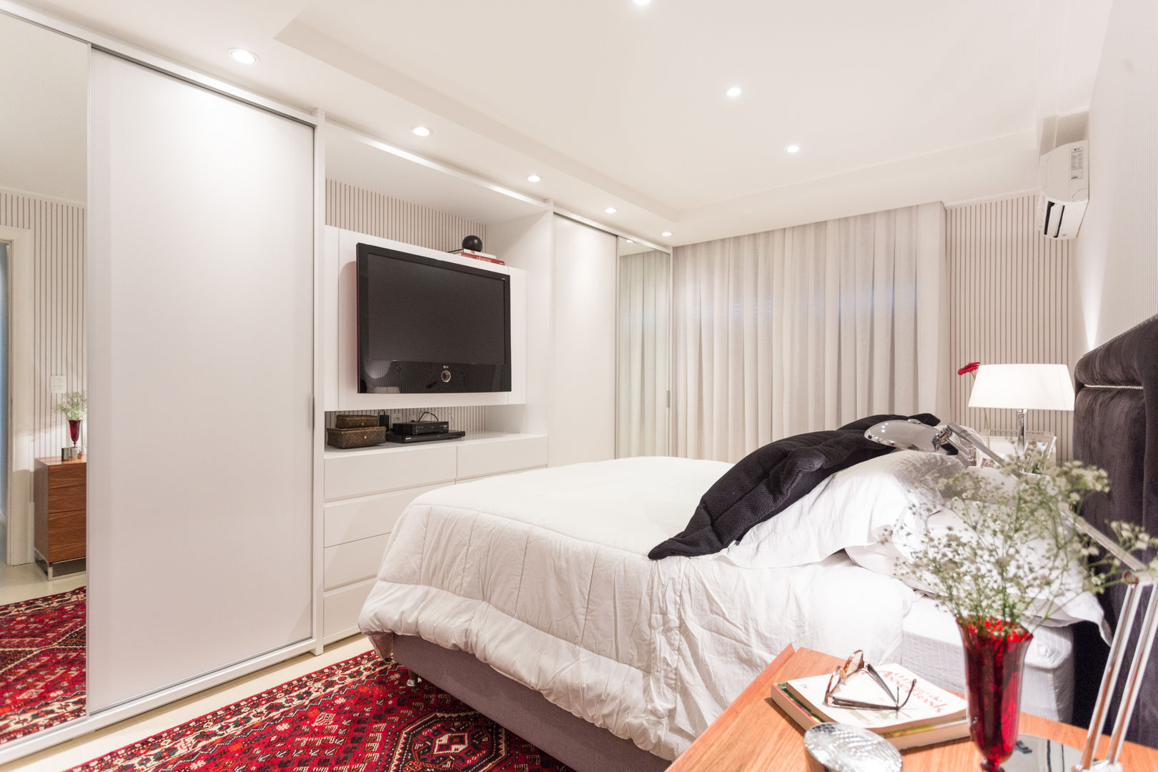 cama com tela embutida