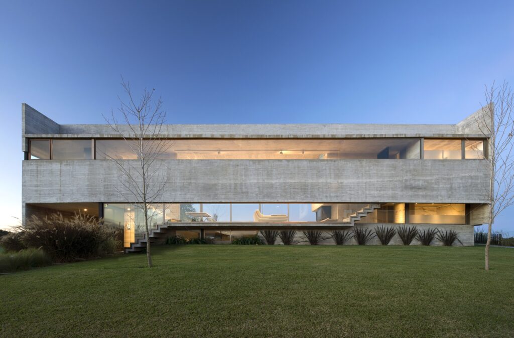 fachada casa brutalista com madeira