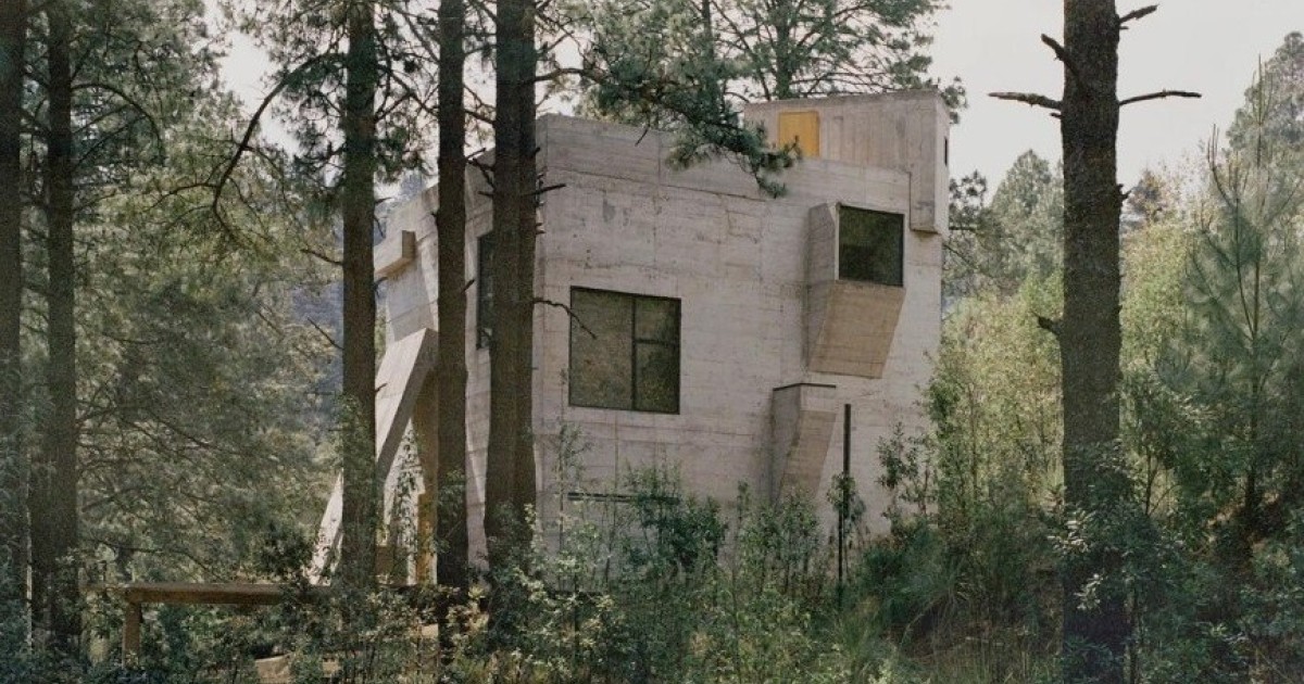 fachada casa brutalista com madeira