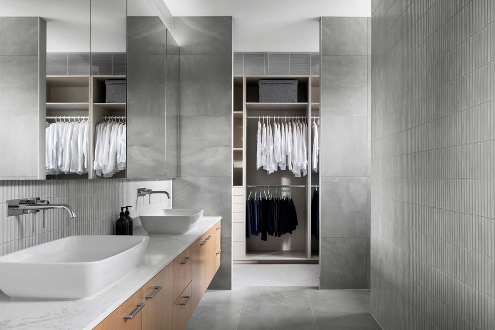closet pequeno integrado ao banheiro