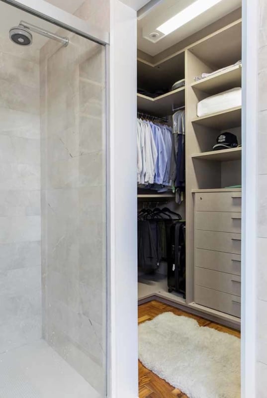 banheiro com closet pequeno