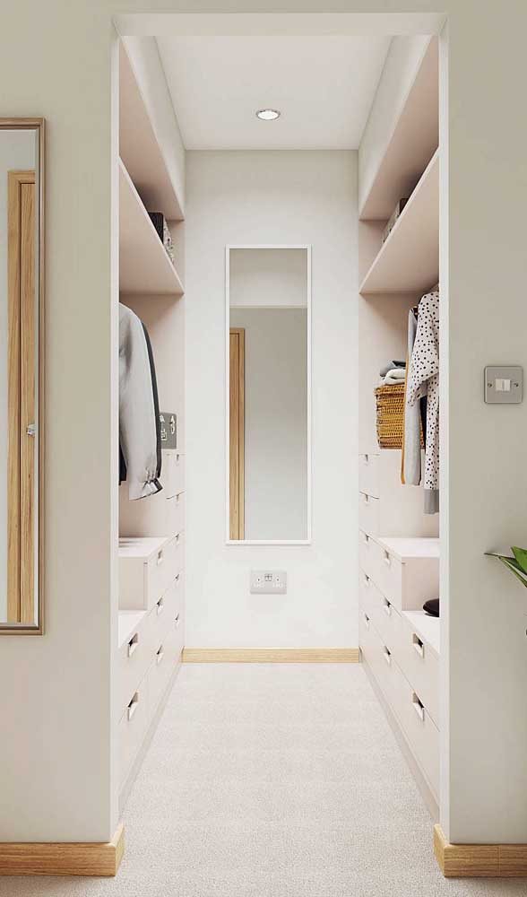 organização closet pequeno com banheiro
