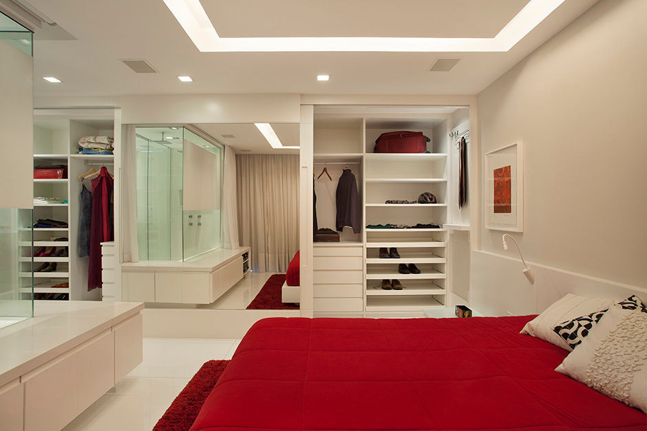 organização closet pequeno com banheiro