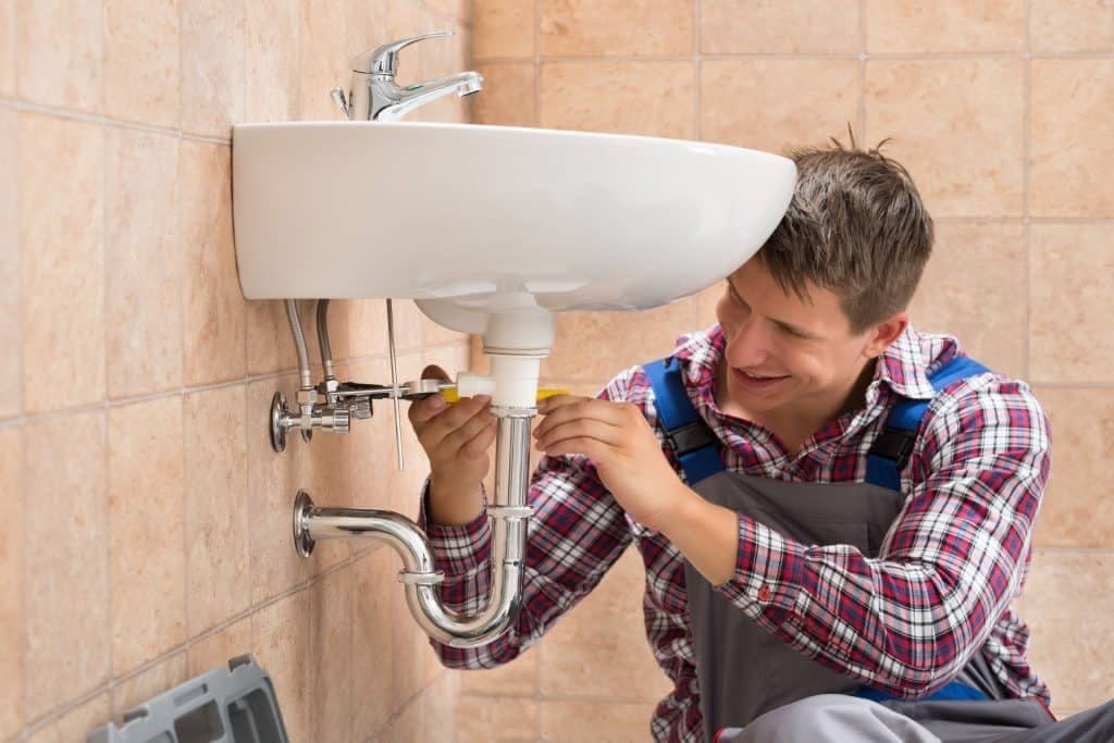 5 dicas infalíveis para desentupir pia de banheiro rápido