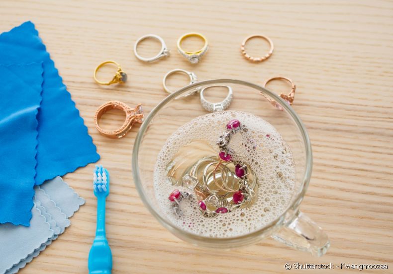 erros comuns ao limpar bijuterias que as estragam