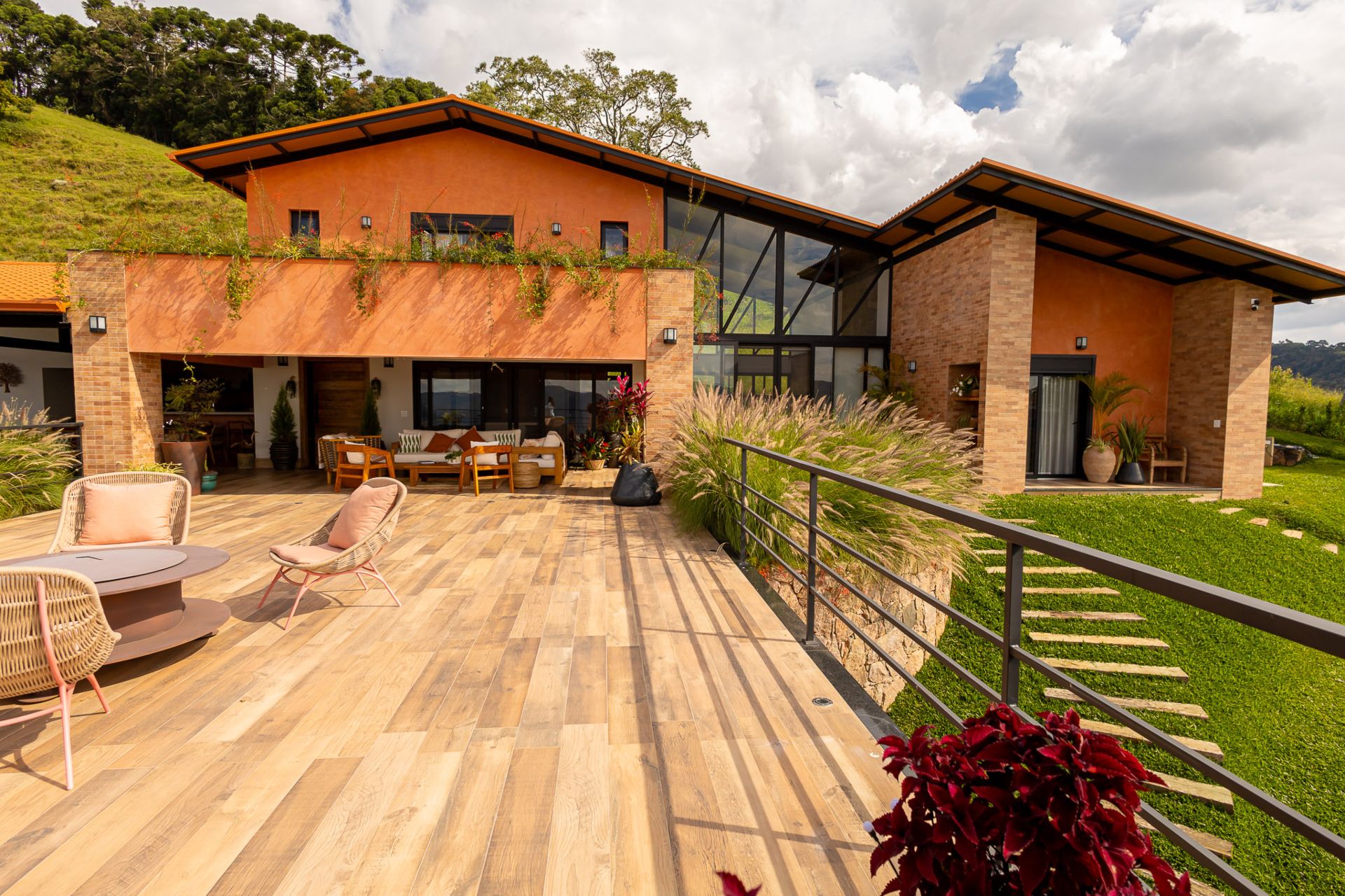 cores de tinta para casas pequenas com telhado aparente