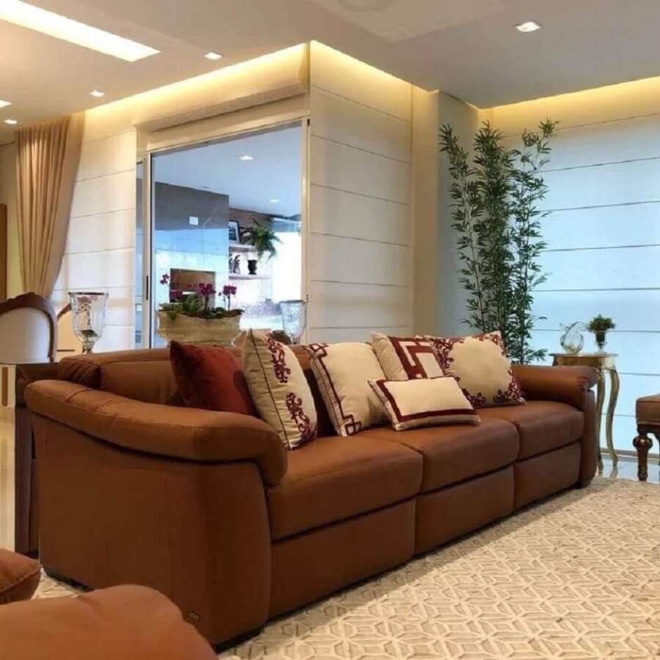 sala com sofá marrom e cinza