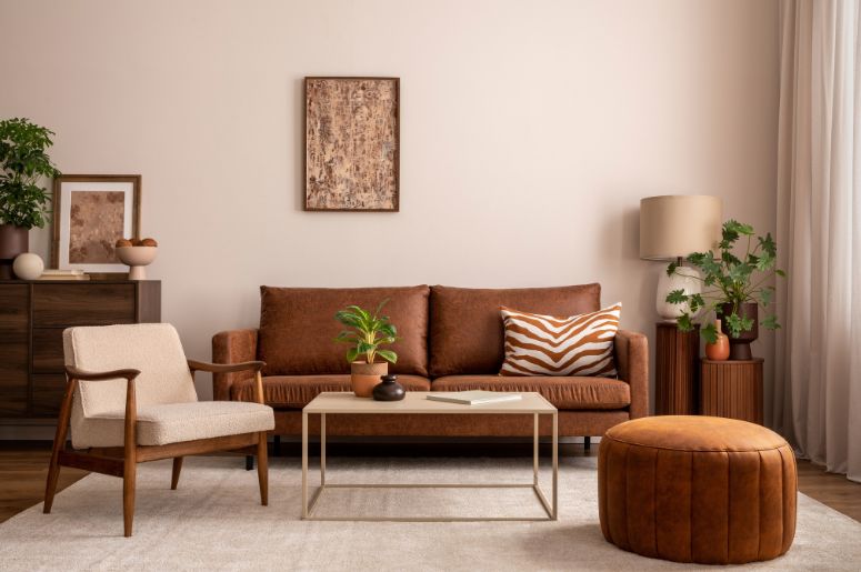 sala com sofá marrom e verde