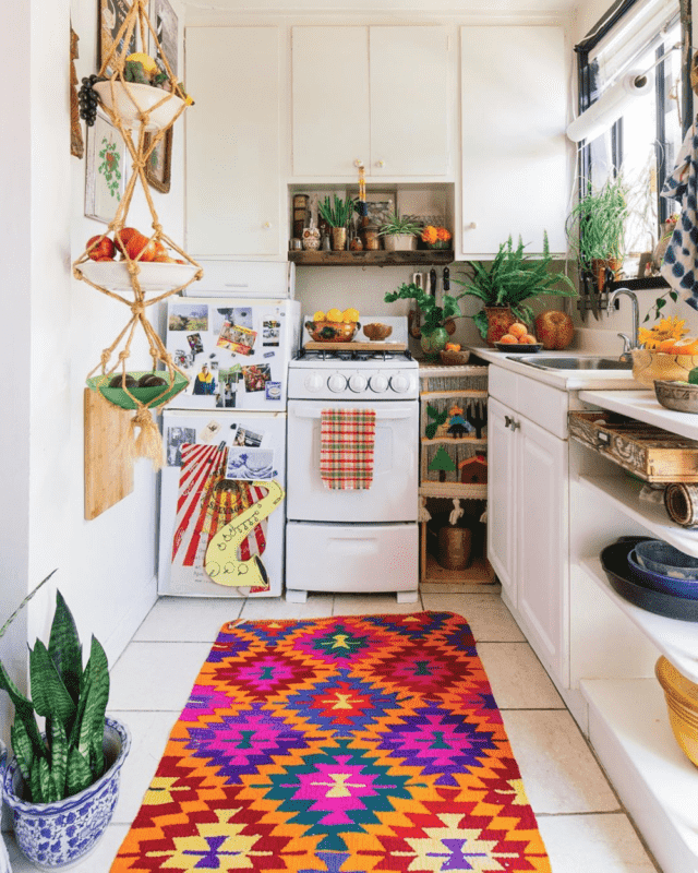 cozinha boho com prateleiras abertas