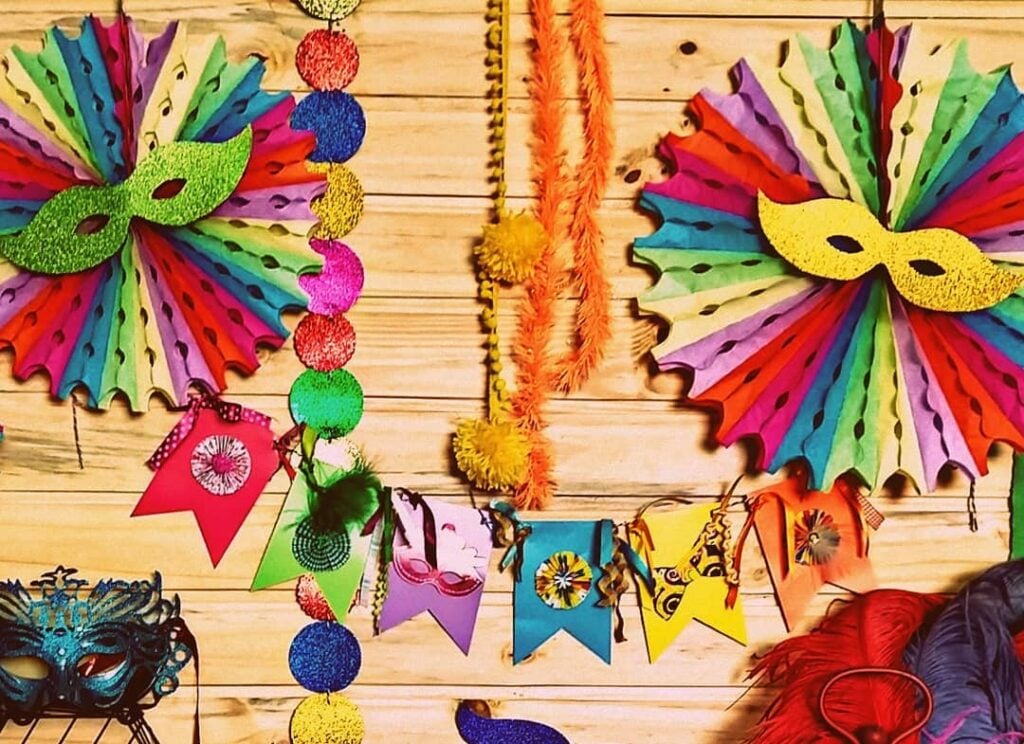 como fazer máscara de carnaval de EVA passo a passo