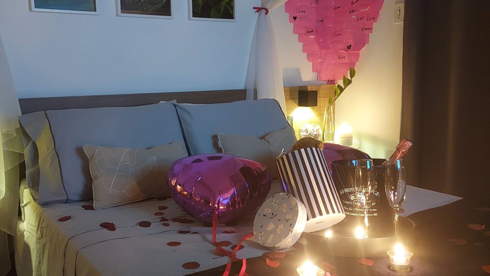 decoração quarto namorado pequeno com varanda