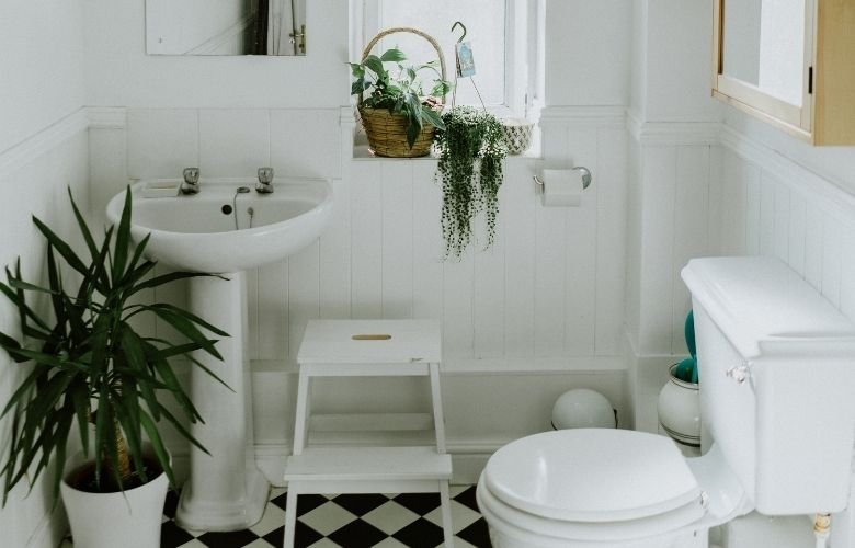 erros comuns ao decorar banheiro pequeno