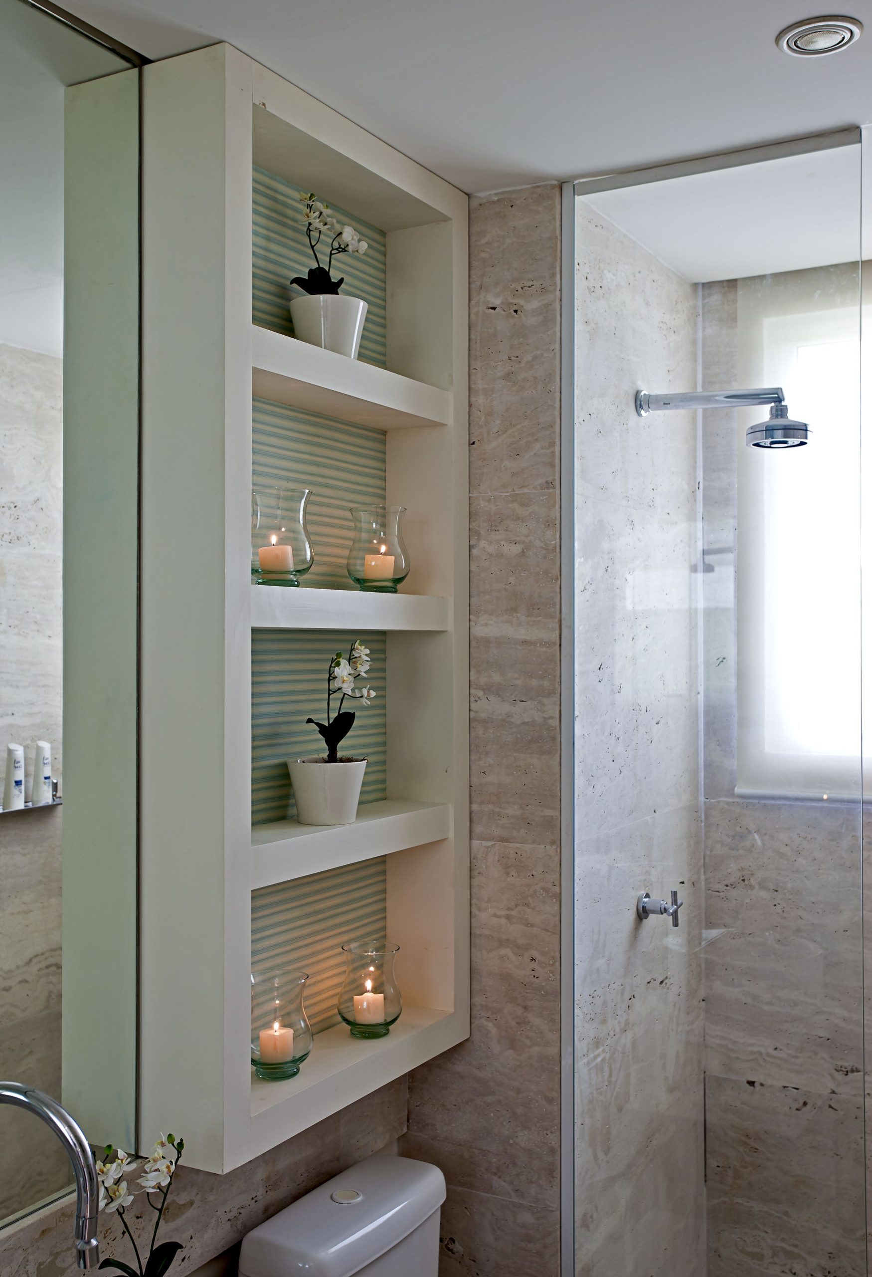 ideias criativas para organizar banheiro pequeno