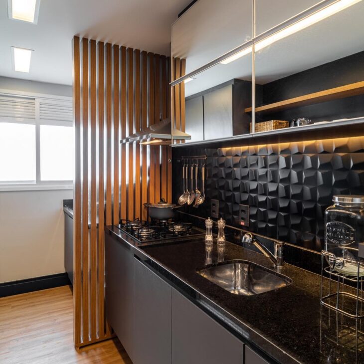 divisória cozinha americana e sala ripada