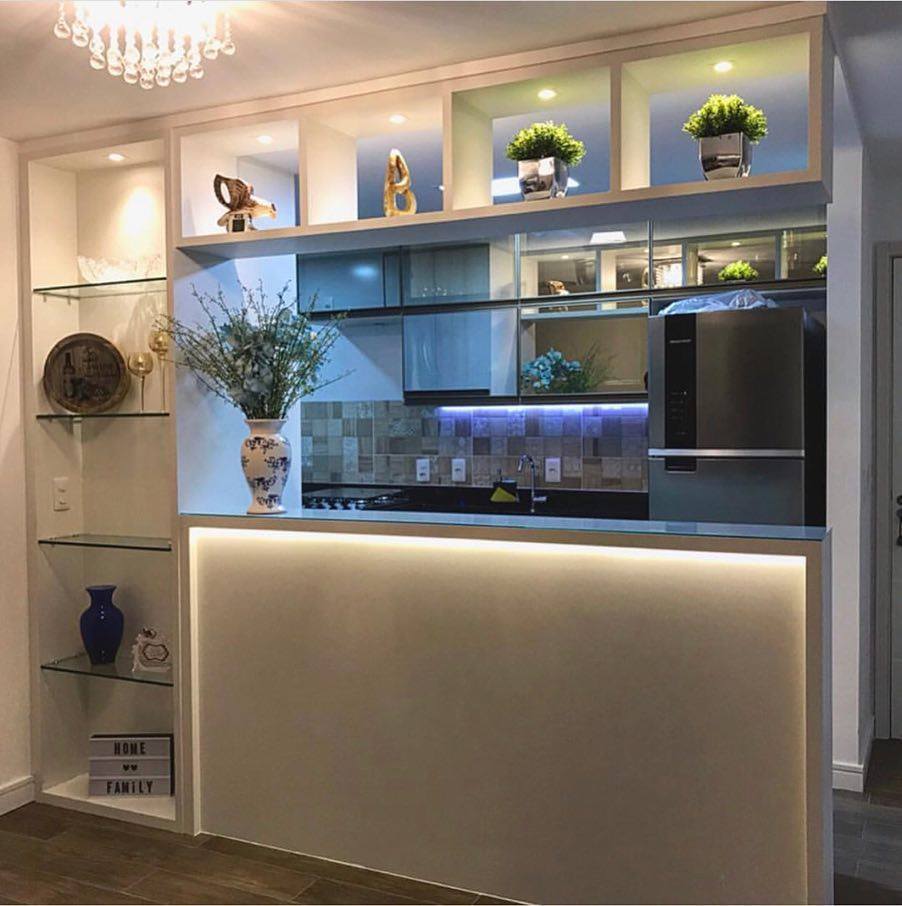 divisória cozinha americana e sala com cobogó