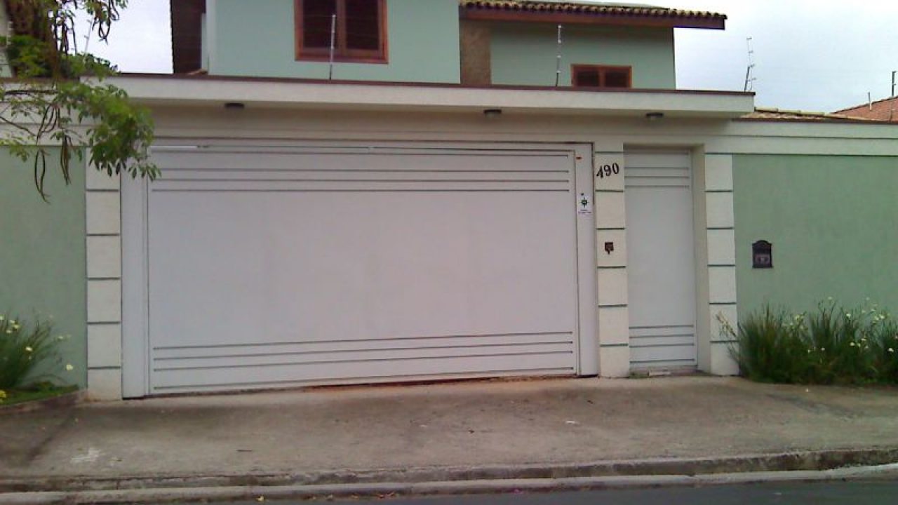 fachada de casas com muro e portão