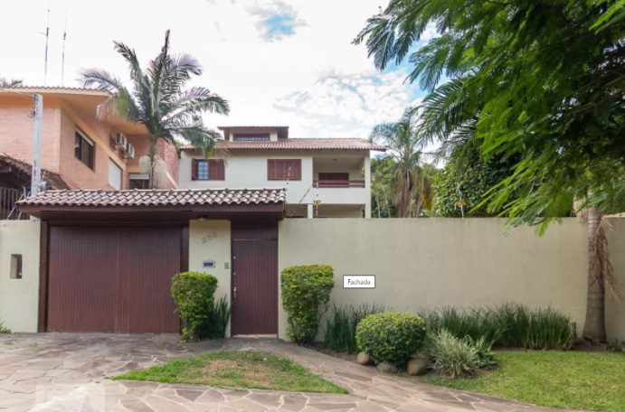 fachadas de casas com muro e portão de pedra
