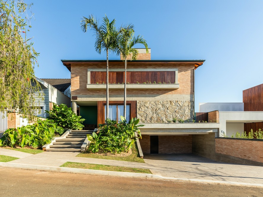 fachada de casa com telhado embutido