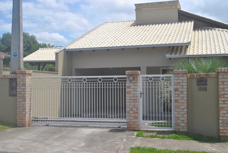 ideias de fachada de muro simples com portão