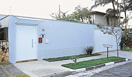 fachada de muro simples com um portão
