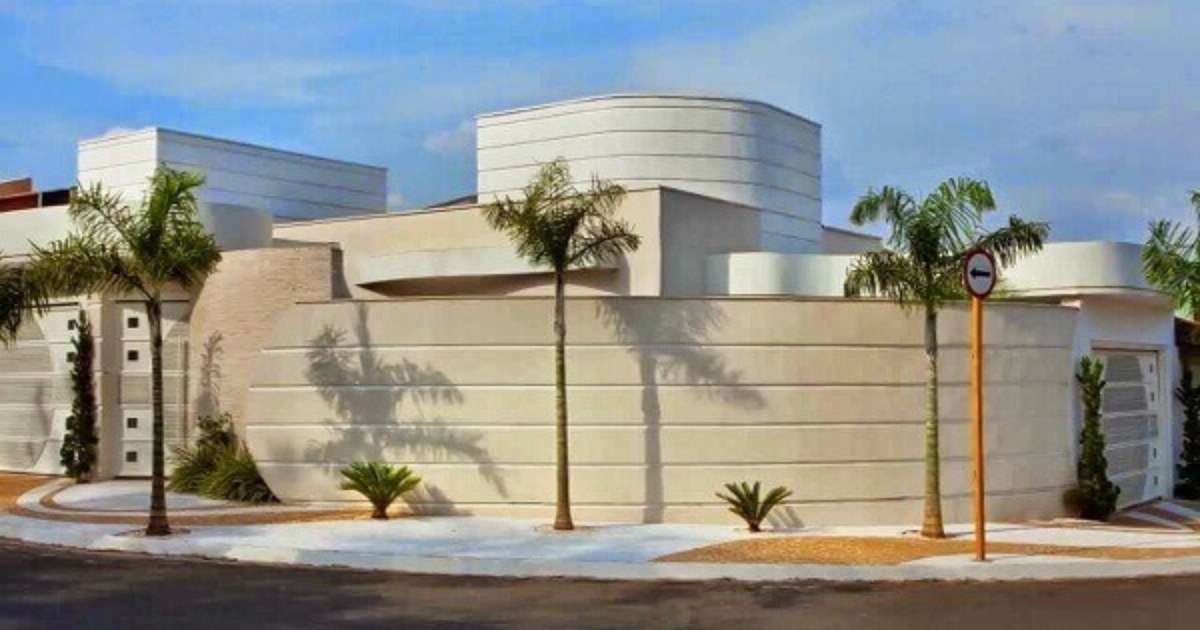 frente de casas com muro e portão