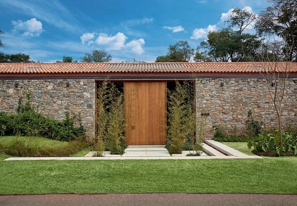 frente de casas com muro e portão