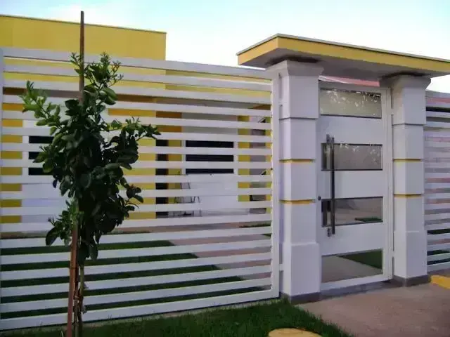 frente de casas simples com muro e portão