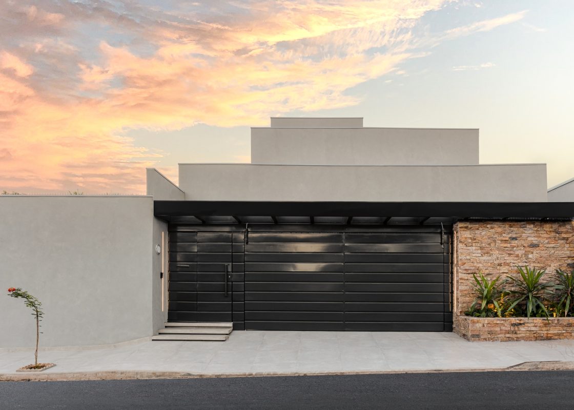 frente de casas simples e bonitas com portão