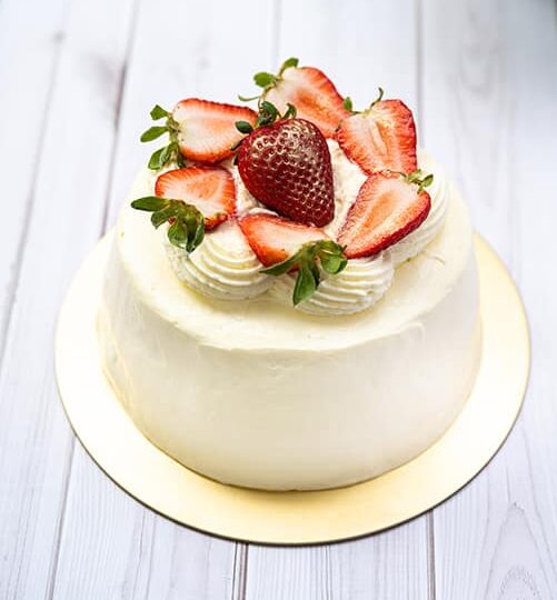 Bolo de pão de ló com morango e chantilly