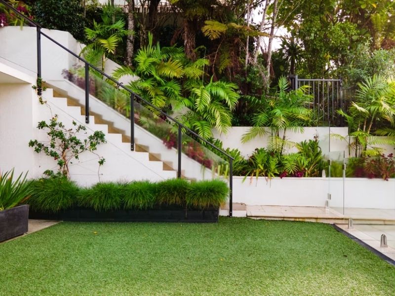 como montar um jardim vertical no quintal com materiais reciclados