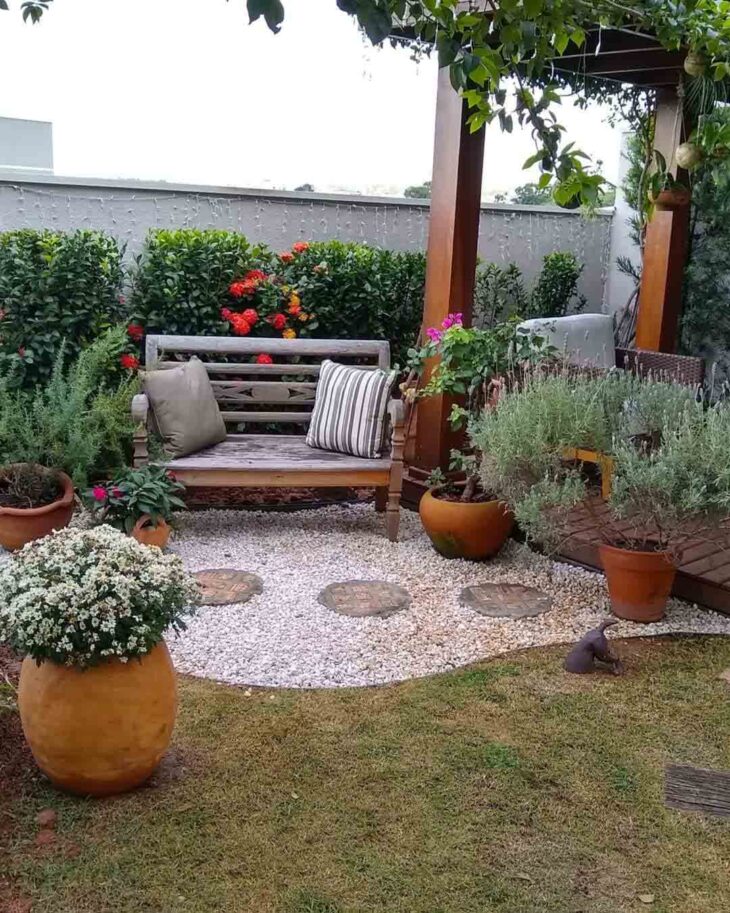 como montar um jardim vertical no quintal com materiais reciclados