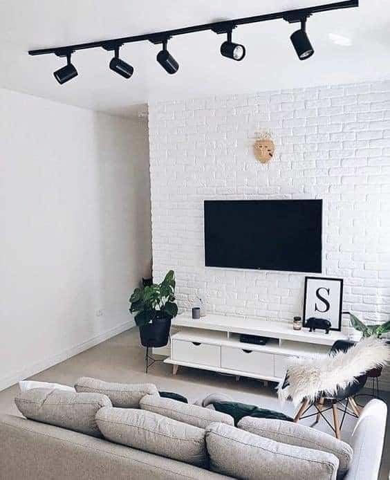 tv na parede com painel marmorizado