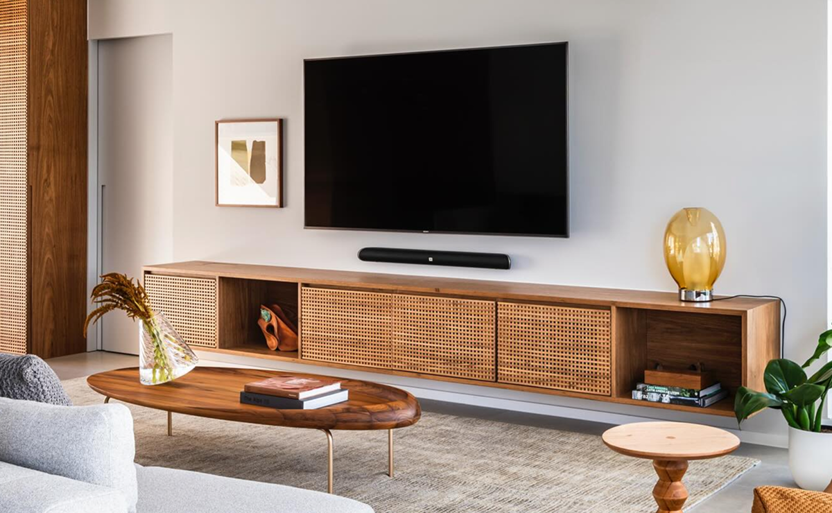 tv na parede com nichos