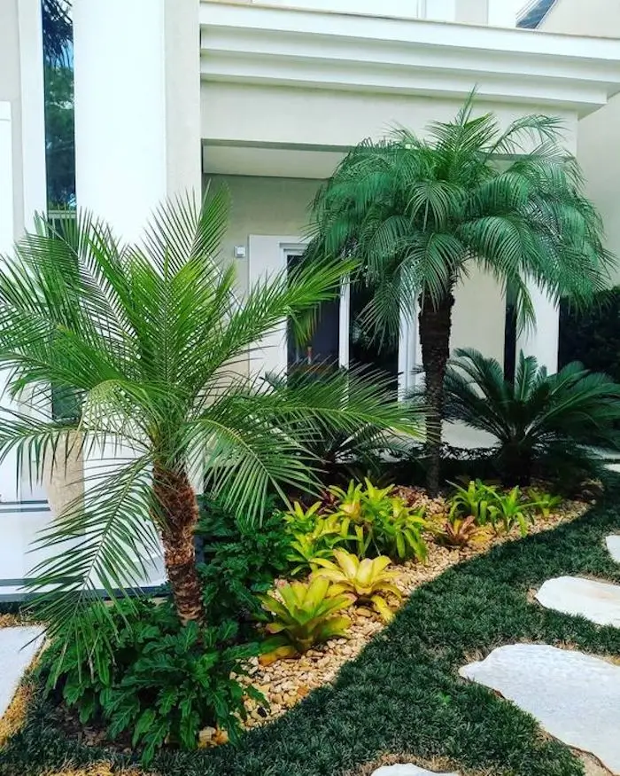 jardim na entrada da casa