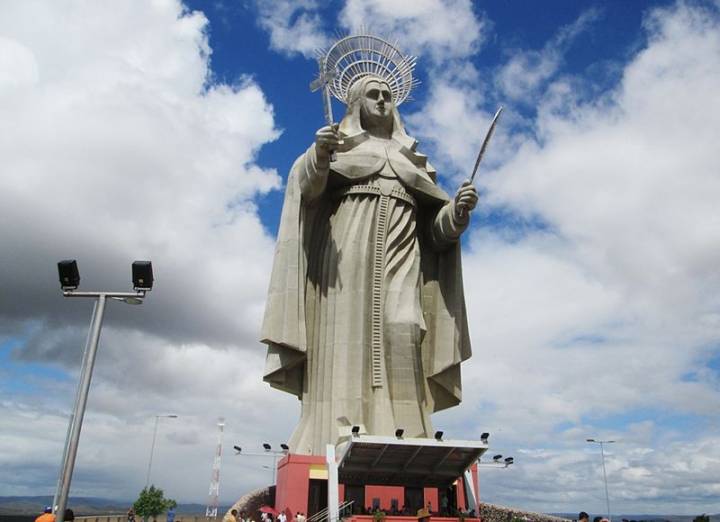 estátuas religiosas gigantes Brasil