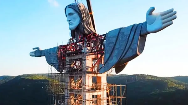 estátuas religiosas gigantes Brasil
